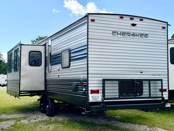 2021 Cherokee Limited 274VFK Front Kitchen travel trailer for sale at Triple C Camper Consignment in Kentuckiana — photo 4 of 12