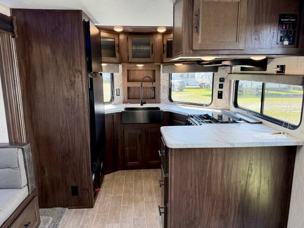 2021 Cherokee Limited 274VFK Front Kitchen travel trailer for sale at Triple C Camper Consignment in Kentuckiana — photo 12 of 12