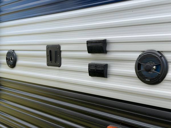 2021 Cherokee Limited 274VFK Front Kitchen travel trailer for sale at Triple C Camper Consignment in Kentuckiana — photo 6 of 12