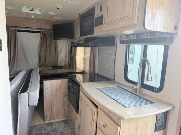 2018 Palomino Solaire Hybrid 163X travel trailer for sale at Triple C Camper Consignment in Kentuckiana — photo 6 of 12