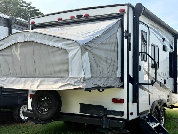 2018 Palomino Solaire Hybrid 163X travel trailer for sale at Triple C Camper Consignment in Kentuckiana — photo 3 of 12