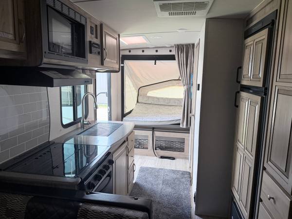 2018 Palomino Solaire Hybrid 163X travel trailer for sale at Triple C Camper Consignment in Kentuckiana — photo 5 of 12