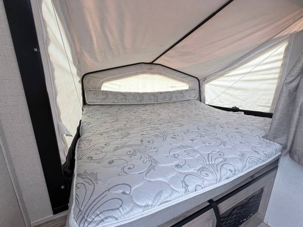 2018 Palomino Solaire Hybrid 163X travel trailer for sale at Triple C Camper Consignment in Kentuckiana — photo 10 of 12