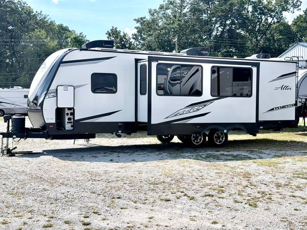 2023 East to West Alta 2800KBH travel trailer for sale at Triple C Camper Consignment in Kentuckiana — photo 4 of 12