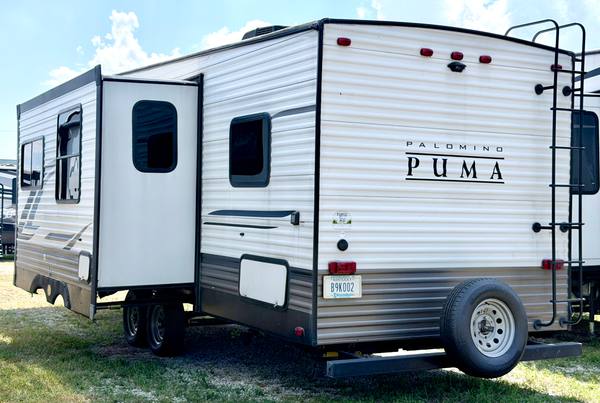 2021 Palomino Puma 289BHS Bunkroom fifth wheel for sale at Triple C Camper Consignment in Kentuckiana — photo 6 of 12