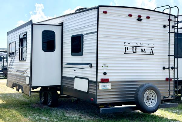 2021 Palomino Puma 289BHS Bunkroom fifth wheel for sale at Triple C Camper Consignment in Kentuckiana — photo 5 of 12