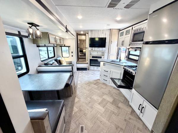 2021 Palomino Puma 289BHS Bunkroom fifth wheel for sale at Triple C Camper Consignment in Kentuckiana — photo 11 of 12