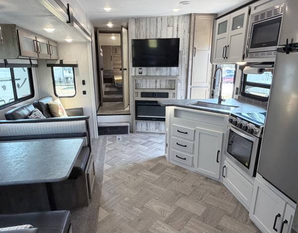 2021 Palomino Puma 289BHS Bunkroom fifth wheel for sale at Triple C Camper Consignment in Kentuckiana — photo 12 of 12