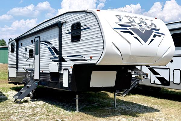 2021 Palomino Puma 289BHS Bunkroom fifth wheel for sale at Triple C Camper Consignment in Kentuckiana — photo 3 of 12