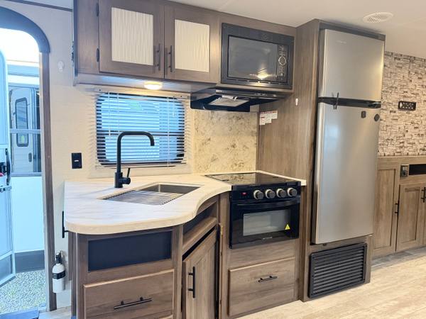 2021 Primetime Avenger 27DBH Private Bunkroom travel trailer for sale at Triple C Camper Consignment in Kentuckiana — photo 10 of 12