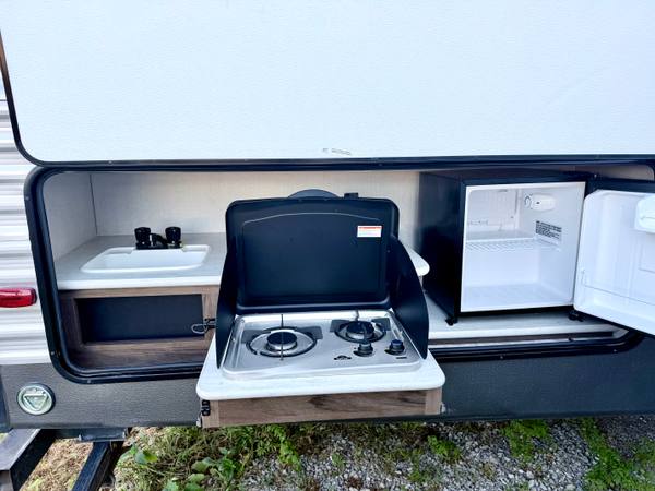 2021 Primetime Avenger 27DBH Private Bunkroom travel trailer for sale at Triple C Camper Consignment in Kentuckiana — photo 5 of 12
