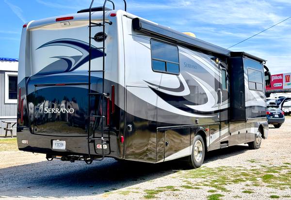 2011 Four Winds Senora Diesel 31V class a motorhome for sale at Triple C Camper Consignment in Kentuckiana — photo 4 of 12