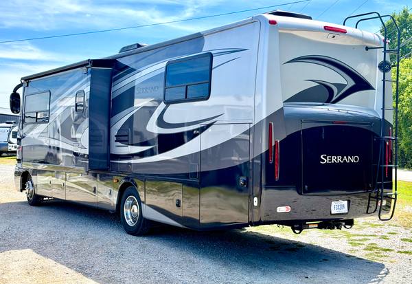 2011 Four Winds Senora Diesel 31V class a motorhome for sale at Triple C Camper Consignment in Kentuckiana — photo 5 of 12
