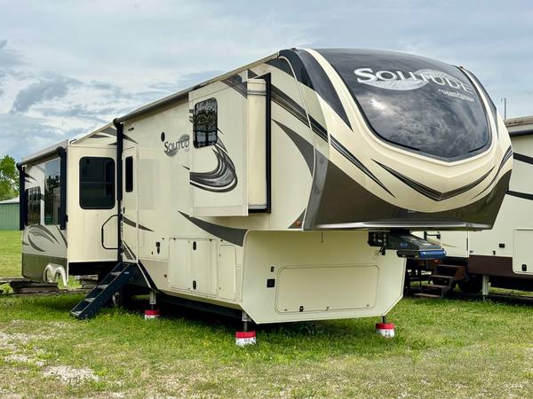 2021 Grand Design Solitude 385GK Rear Living — photo 3
