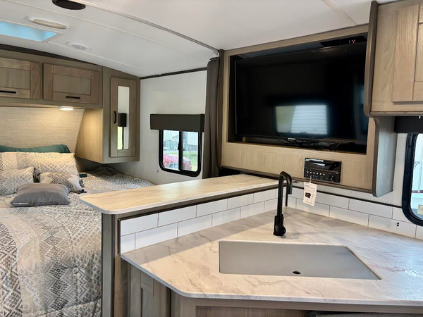 2022 Cruiser RV Shadow Cruiser 225RBS Rear Bath — photo 11