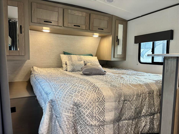 2022 Cruiser RV Shadow Cruiser 225RBS Rear Bath — photo 12