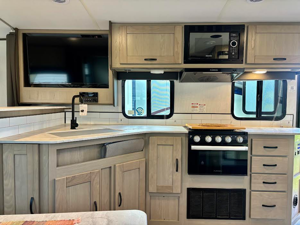 2022 Cruiser RV Shadow Cruiser 225RBS Rear Bath — photo 10