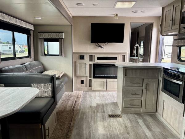 2022 Coachmen Catalina Legacy Edition 343BHTS Rare 2 Bedroom travel trailer for sale at Triple C Camper Consignment in Kentuckiana — photo 12 of 12
