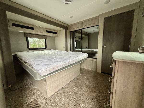 2022 Coachmen Catalina Legacy Edition 343BHTS Rare 2 Bedroom — photo 8