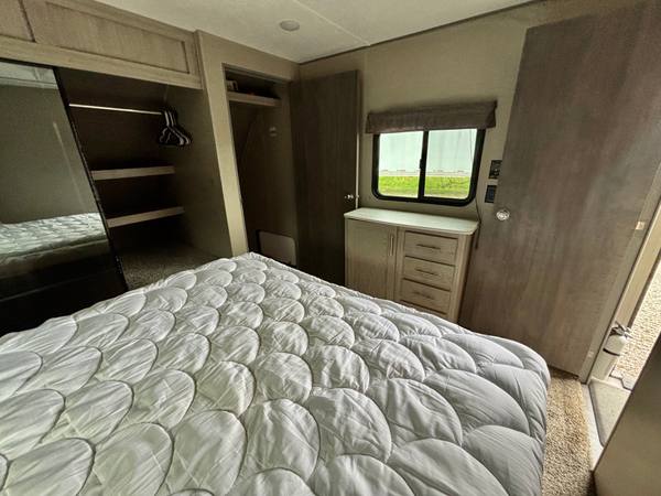 2022 Coachmen Catalina Legacy Edition 343BHTS Rare 2 Bedroom — photo 12