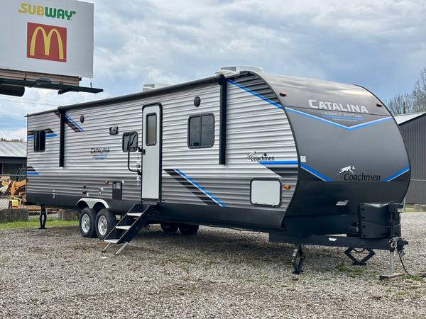 2022 Coachmen Catalina Legacy Edition 343BHTS Rare 2 Bedroom — photo 4