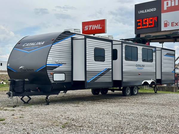 2022 Coachmen Catalina Legacy Edition 343BHTS Rare 2 Bedroom — photo 2