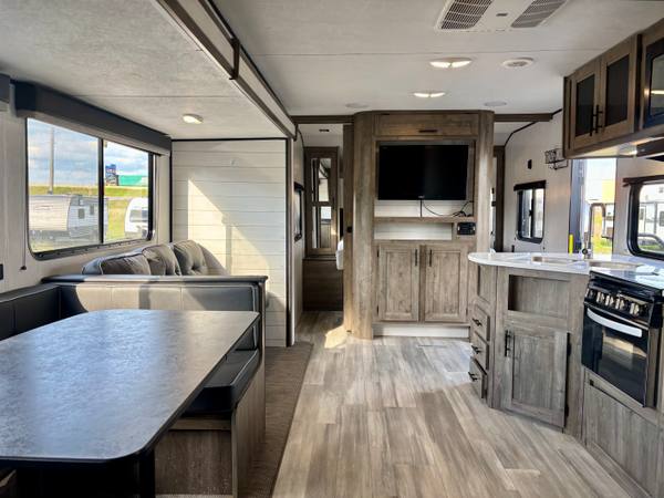 2021 Heartland Pioneer QB300 Private Quad Bunkroom travel trailer for sale at Triple C Camper Consignment in Kentuckiana — photo 9 of 12