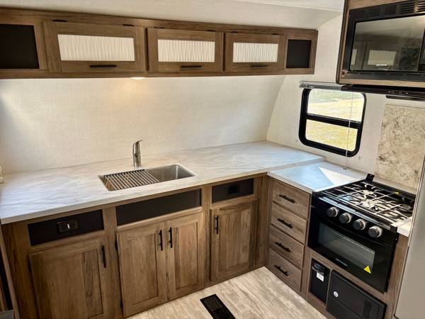 2021 Primetime Avenger 24FKS Front Kitchen — photo 11