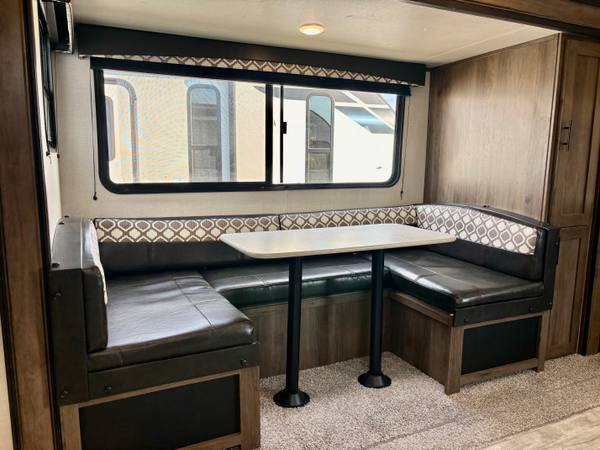 2021 Primetime Avenger 24FKS Front Kitchen — photo 9