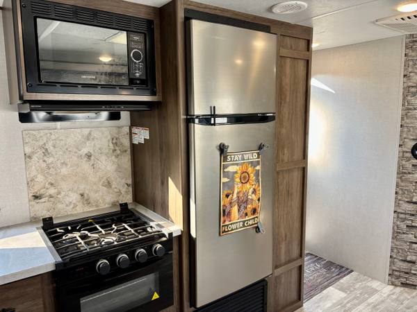 2021 Primetime Avenger 24FKS Front Kitchen — photo 12