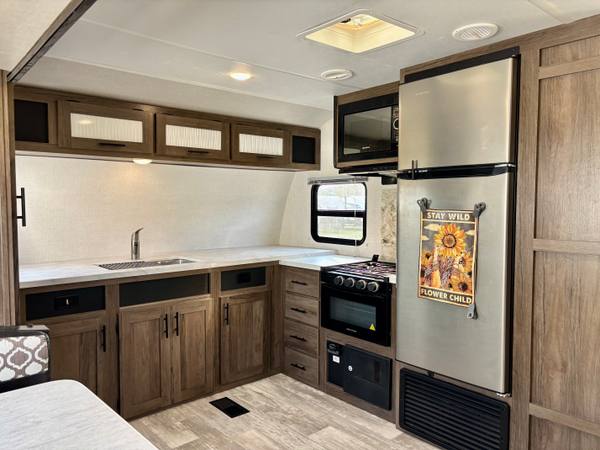2021 Primetime Avenger 24FKS Front Kitchen — photo 10