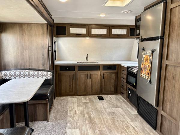 2021 Primetime Avenger 24FKS Front Kitchen — photo 8