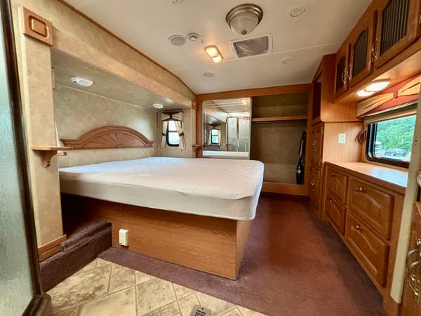 2007 Forest River Cardinal Limited Edition 30WB Rear Living — photo 12