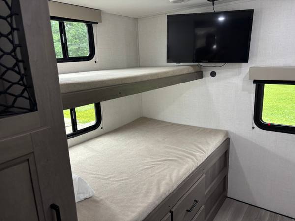 2025 Grand Design Transcend 335BHT Quad Bunkroom — photo 9