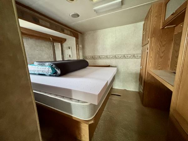 2004 Monaco Holiday Rambler Admiral 32PBD Workhorse — photo 6