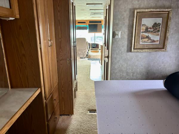 2004 Monaco Holiday Rambler Admiral 32PBD Workhorse — photo 8
