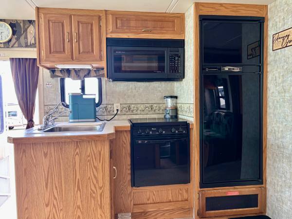 2004 Monaco Holiday Rambler Admiral 32PBD Workhorse — photo 4