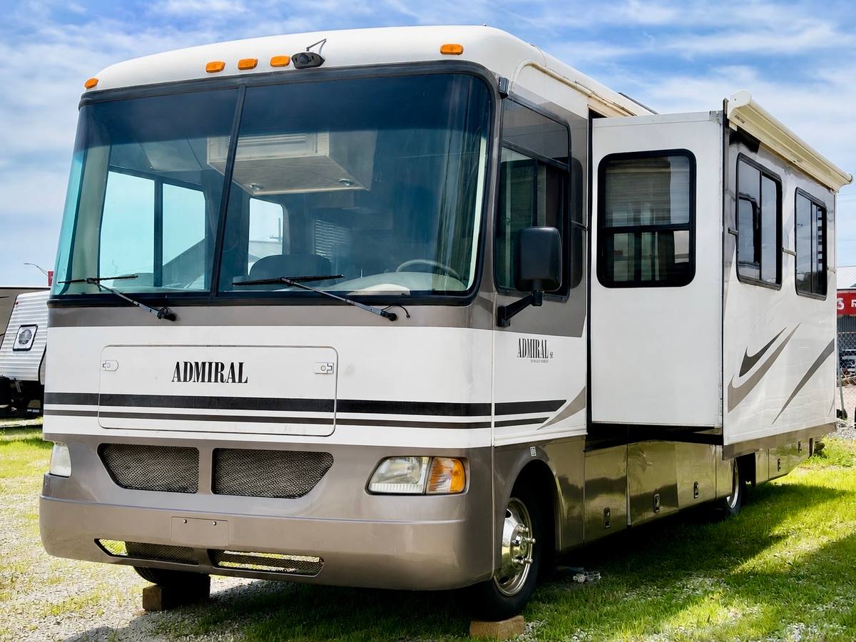 2004 Monaco Holiday Rambler Admiral 32PBD Workhorse — photo 1