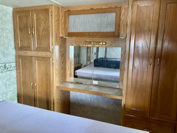 2004 Monaco Holiday Rambler Admiral 32PBD Workhorse — photo 7