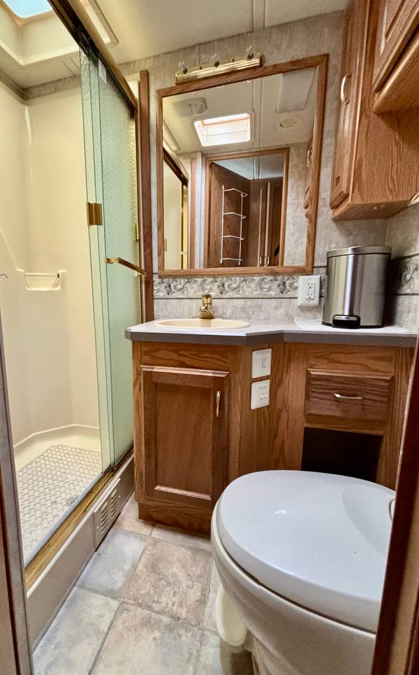 2004 Monaco Holiday Rambler Admiral 32PBD Workhorse — photo 9
