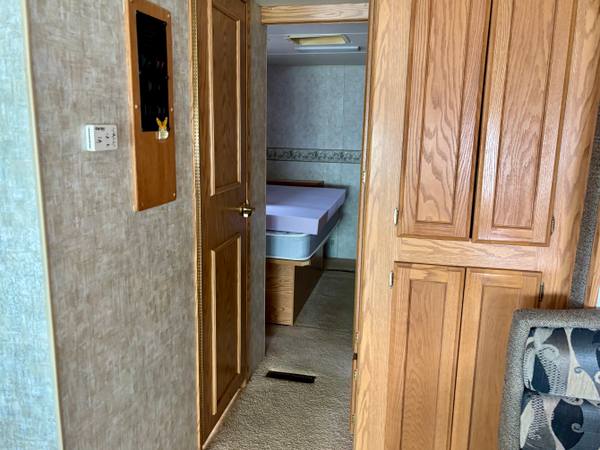 2004 Monaco Holiday Rambler Admiral 32PBD Workhorse — photo 5