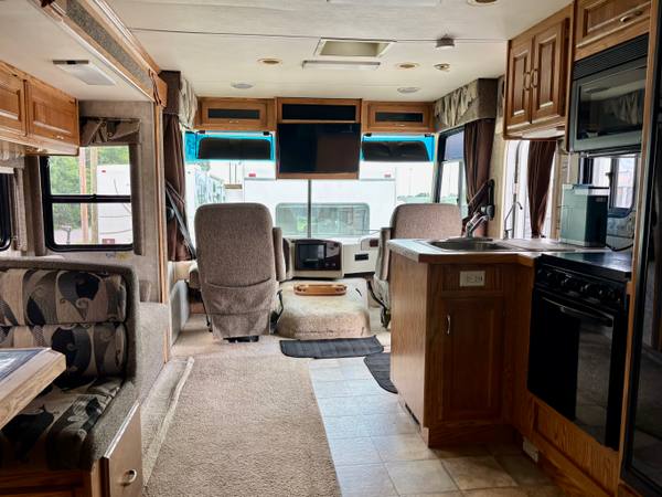 2004 Monaco Holiday Rambler Admiral 32PBD Workhorse — photo 10