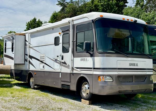 2004 Monaco Holiday Rambler Admiral 32PBD Workhorse — photo 2
