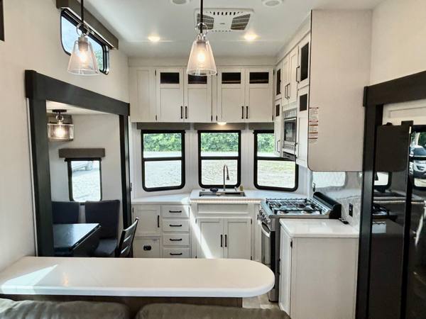 2025 Palomino Puma Destination 403LFT — photo 8