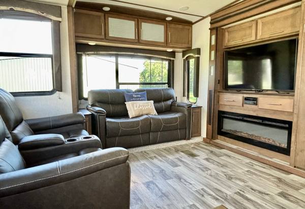2018 Keystone Cougar 344MKS Rear Living | Washer/Dryer — photo 11