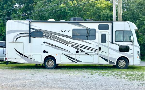 2018 Thor Ace Workhorse 29.4 — photo 5