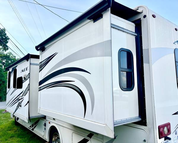 2018 Thor Ace Workhorse 29.4 — photo 3