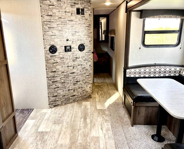 2021 Primetime Avenger 24FKS Couples Coach — photo 9