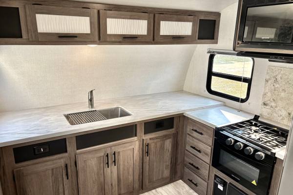 2021 Primetime Avenger 24FKS Couples Coach — photo 7