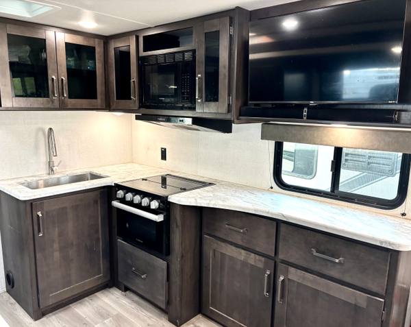 2023 Grand Design Transcend 221RB Rear Bath | Washer/Dryer — photo 11